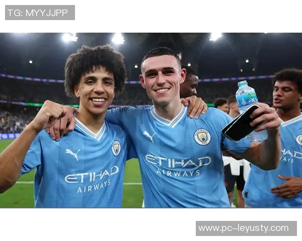 福登与19岁小将格雷合影庆祝晋级半决赛恭喜他首次亮相表现出色